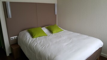 Escritorio, sistema de insonorización, wifi gratis y ropa de cama