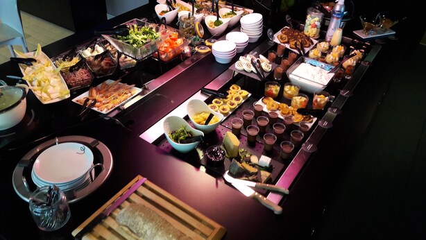 A buffet with various food items and beverages. - Campanile Montluçon - St Victor (Saint-Victor)