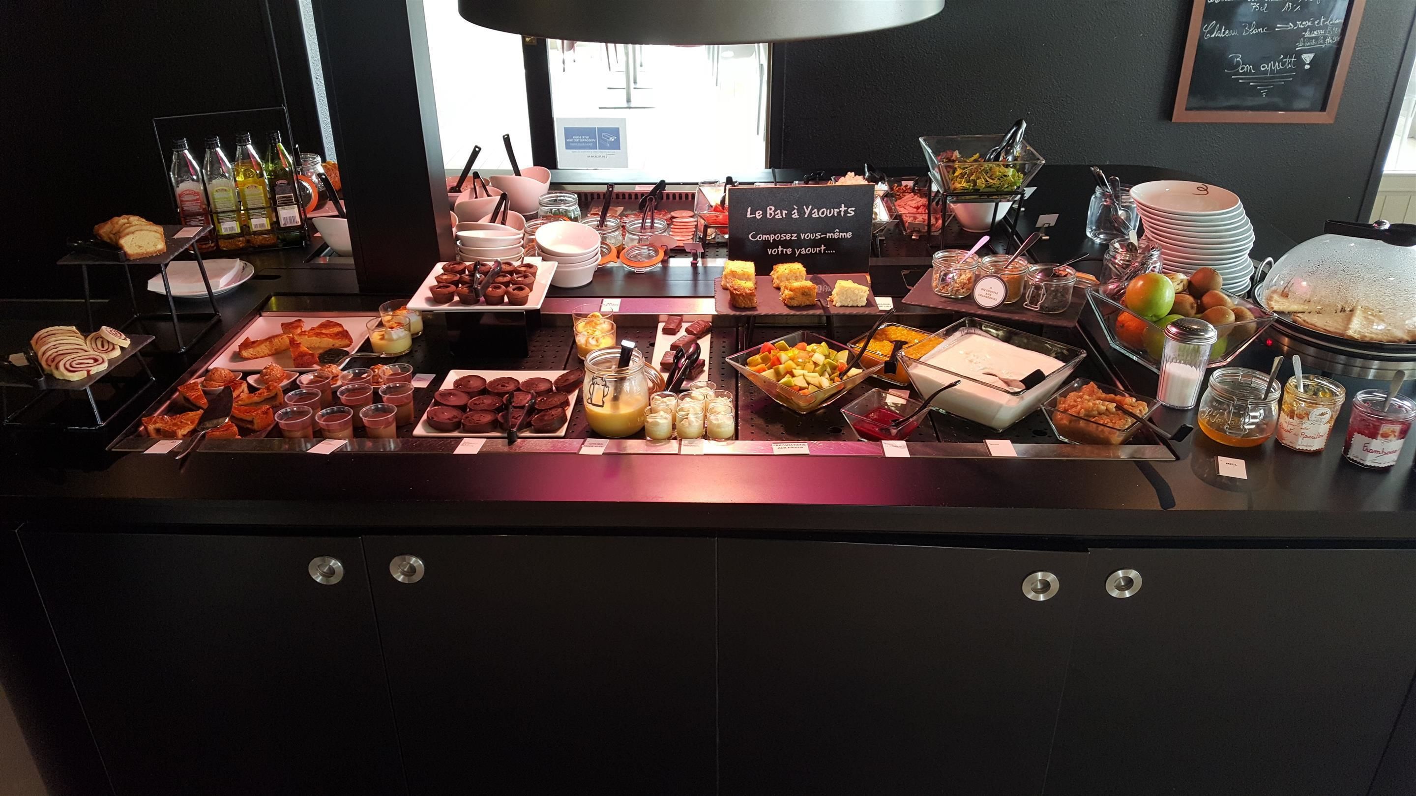 Een buffet met diverse gerechten en drankjes.