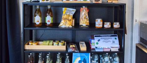 Una exhibición de bebidas con varias botellas y aperitivos.