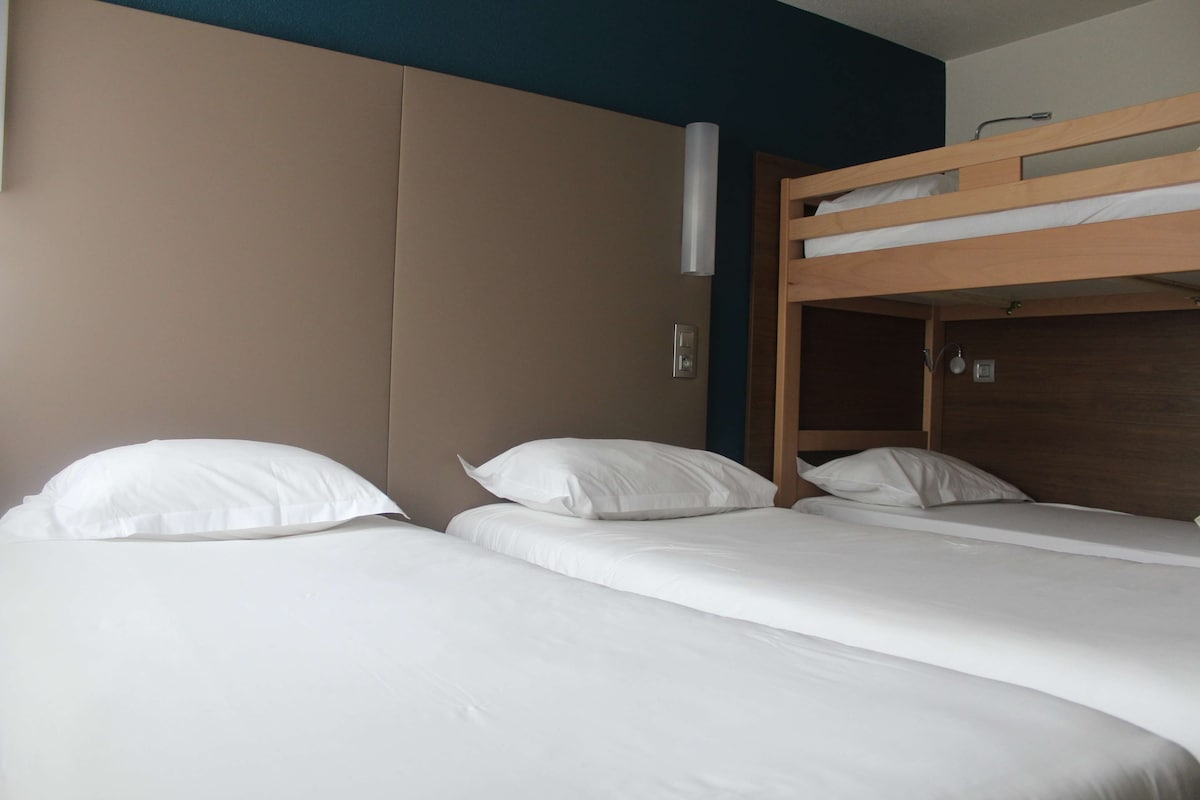 Premium bedding, desk, blackout drapes, soundproofing