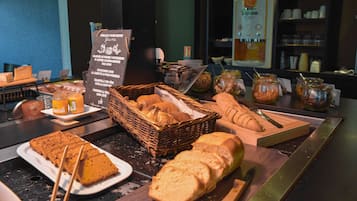 Petit-déjeuner buffet (11.90 EUR par personne)