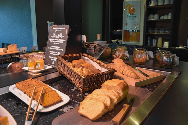 Daily buffet breakfast for a fee