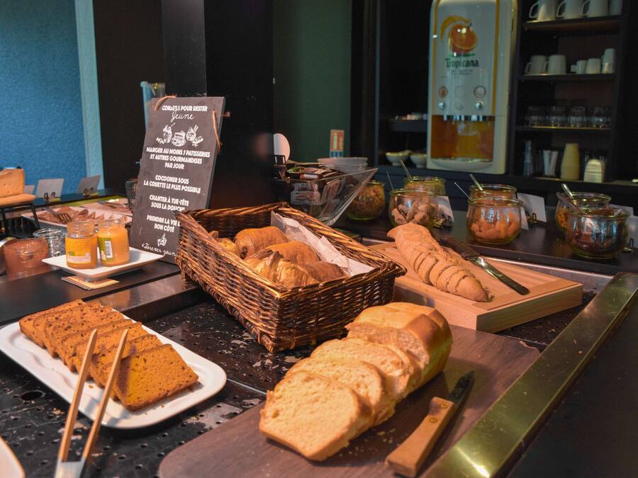 Petit déjeuner buffet (13.5 EUR par personne)