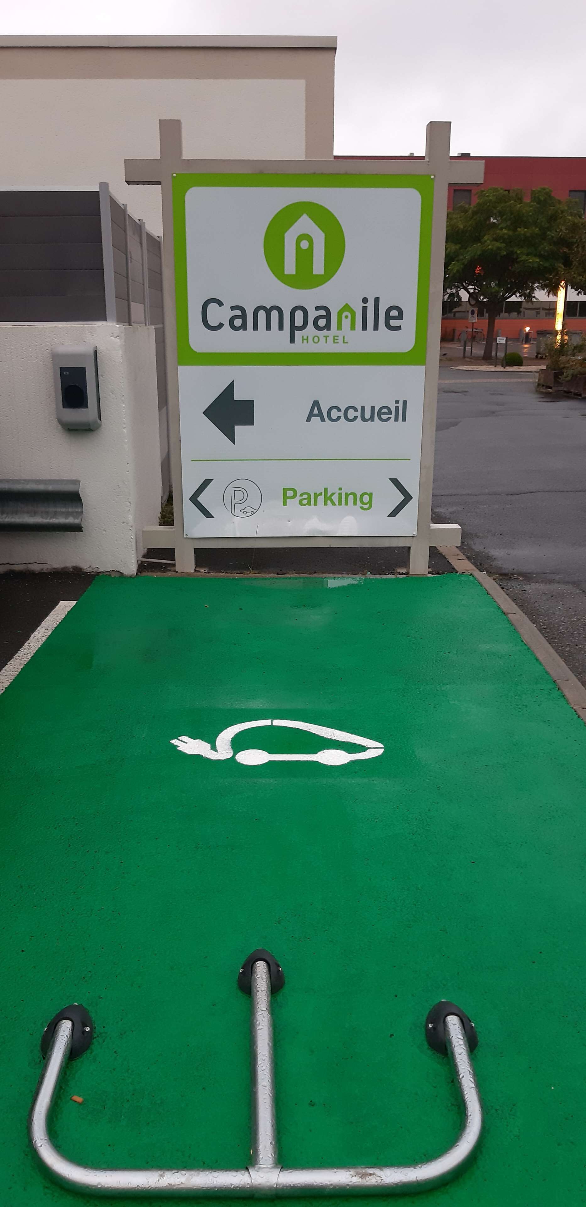 A sign for Campanile Hotel with directions to the reception and parking.