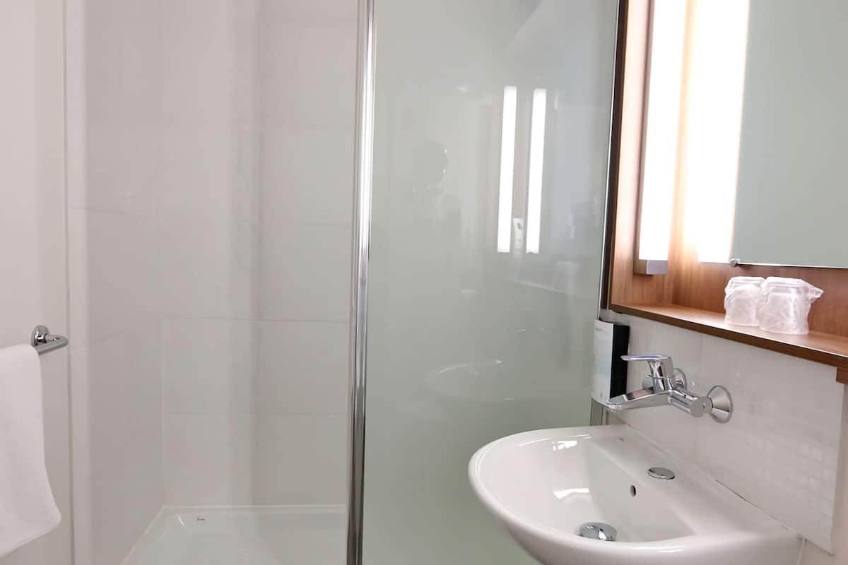 rainfall showerhead, eco-friendly toiletries, hair dryer, towels