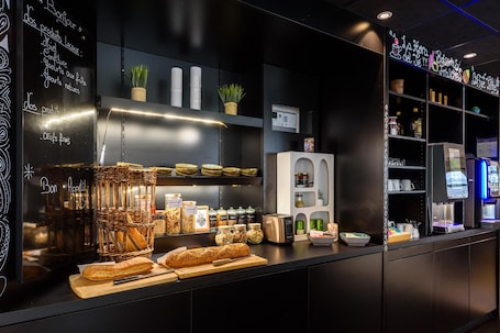 Daily local cuisine breakfast for a fee. Campanile Albi Centre