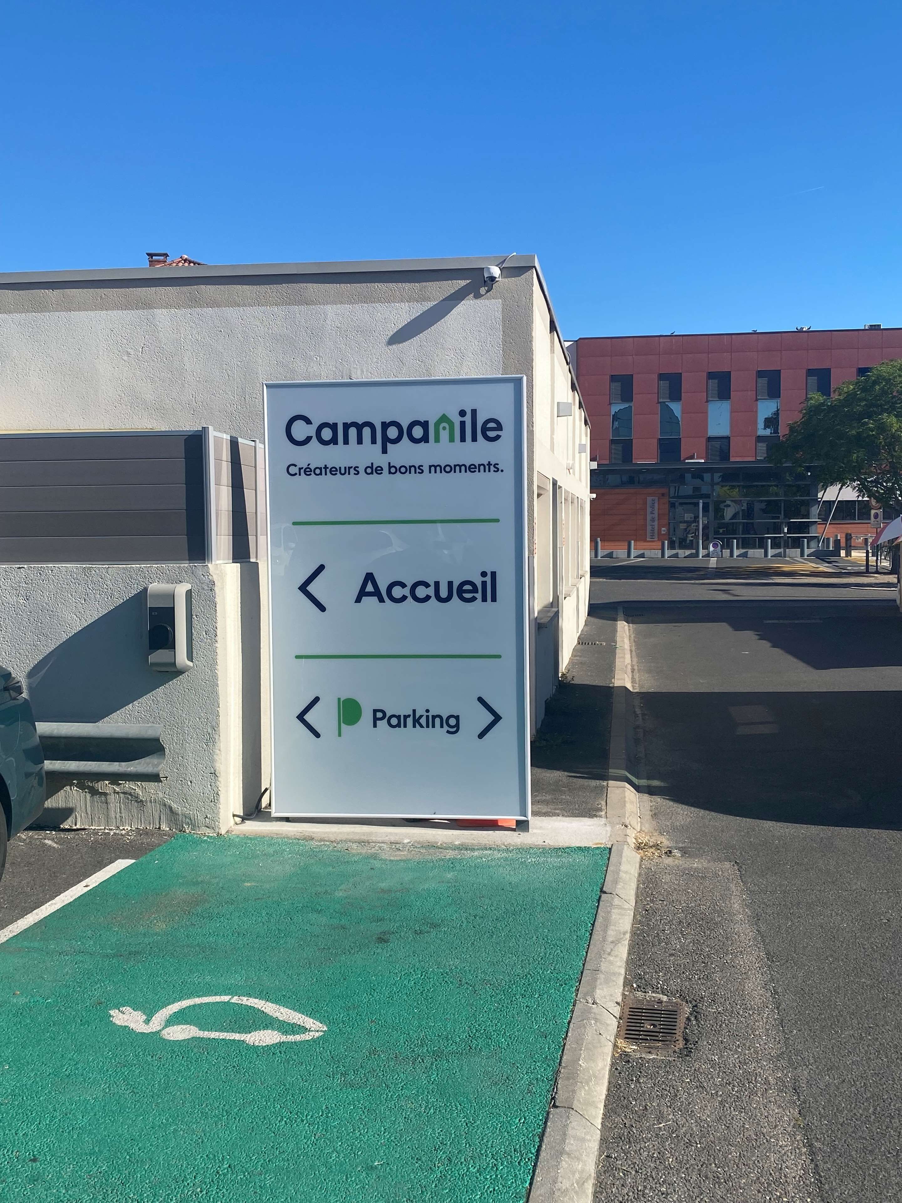 Señal del hotel Campanile con indicaciones hacia la entrada y el estacionamiento.