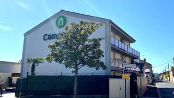 A building with a sign that reads "Cam".