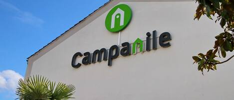 Um edifício com uma placa que diz "Campanile".