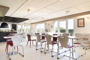 供应早餐和晚餐，法国菜