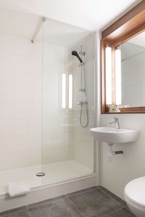 Combined shower/tub, eco-friendly toiletries, hair dryer, towels - Campanile Dole (Dole)