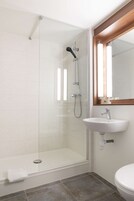 Bañera con ducha, artículos de tocador ecológicos, secador de pelo