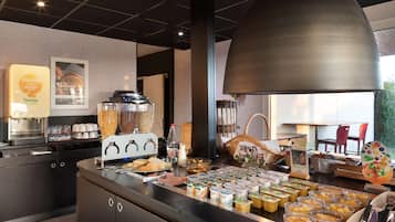 Daily cooked-to-order breakfast for a fee