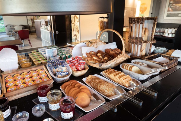 Daily cooked-to-order breakfast for a fee