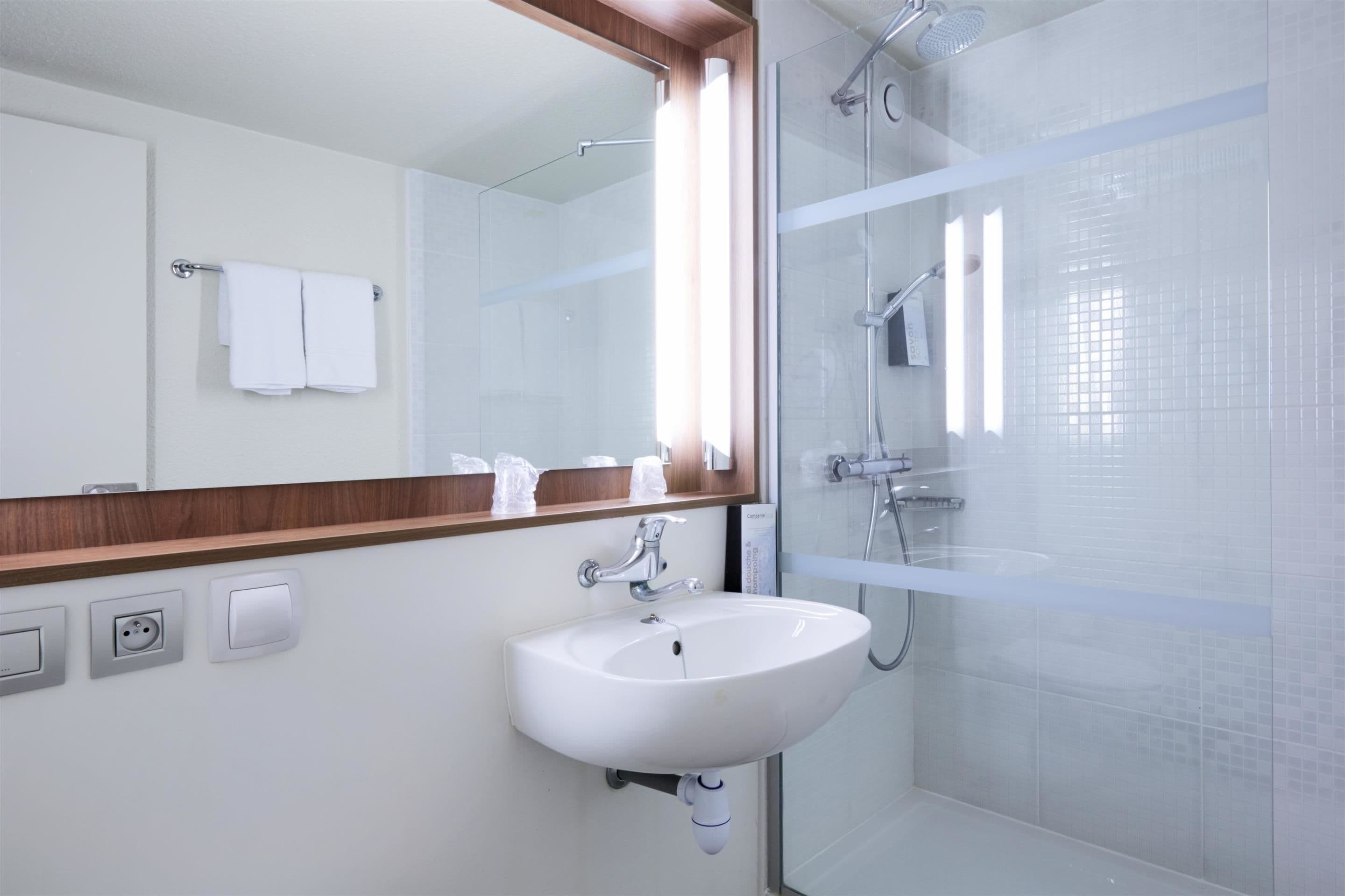 Articles de toilette écologiques, sèche-cheveux, serviettes fournies