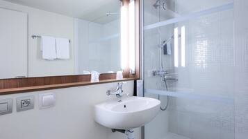 Articles de toilette écologiques, sèche-cheveux, serviettes fournies