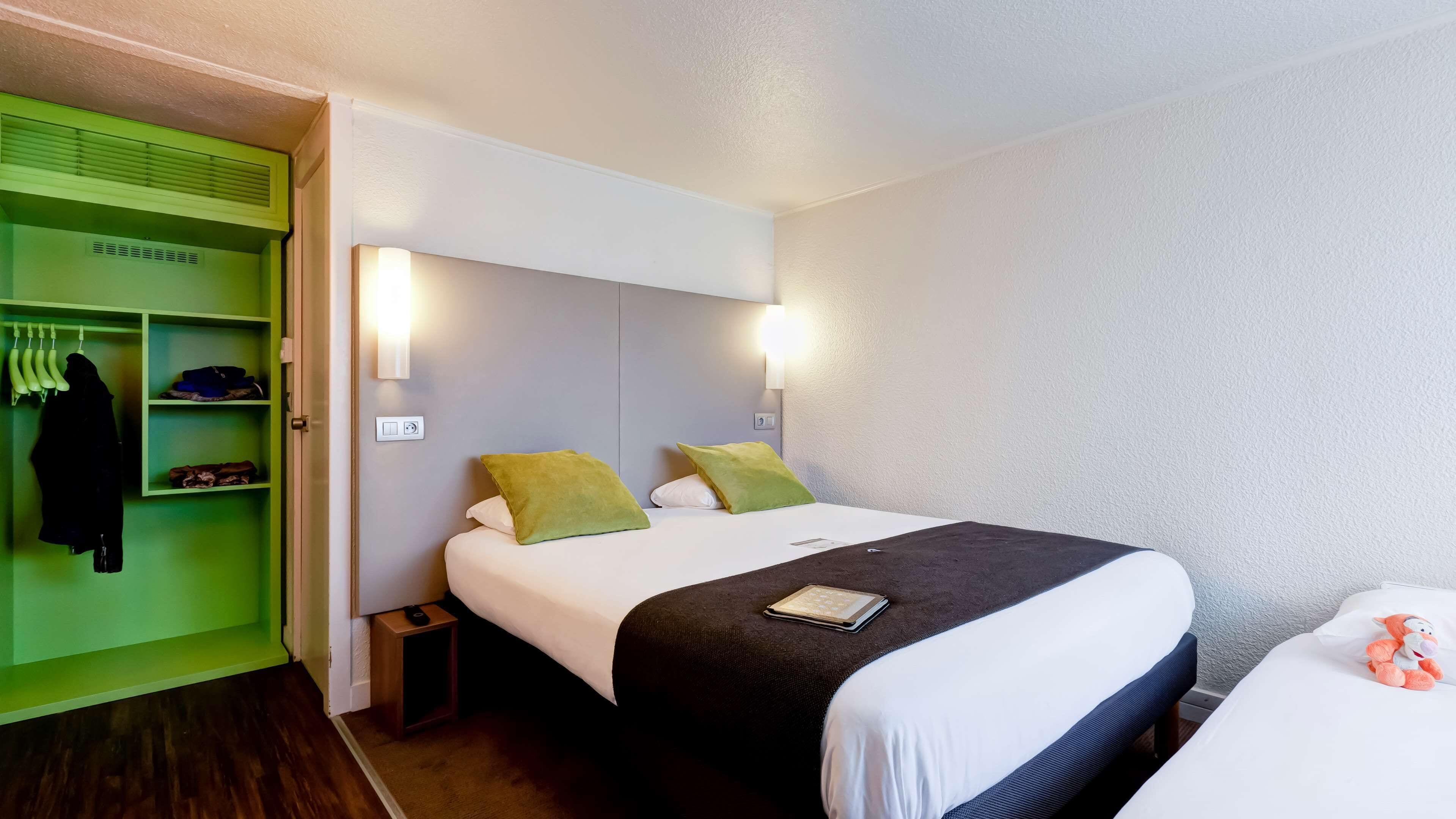 Ropa de cama de alta calidad, muebles diferentes y escritorio 