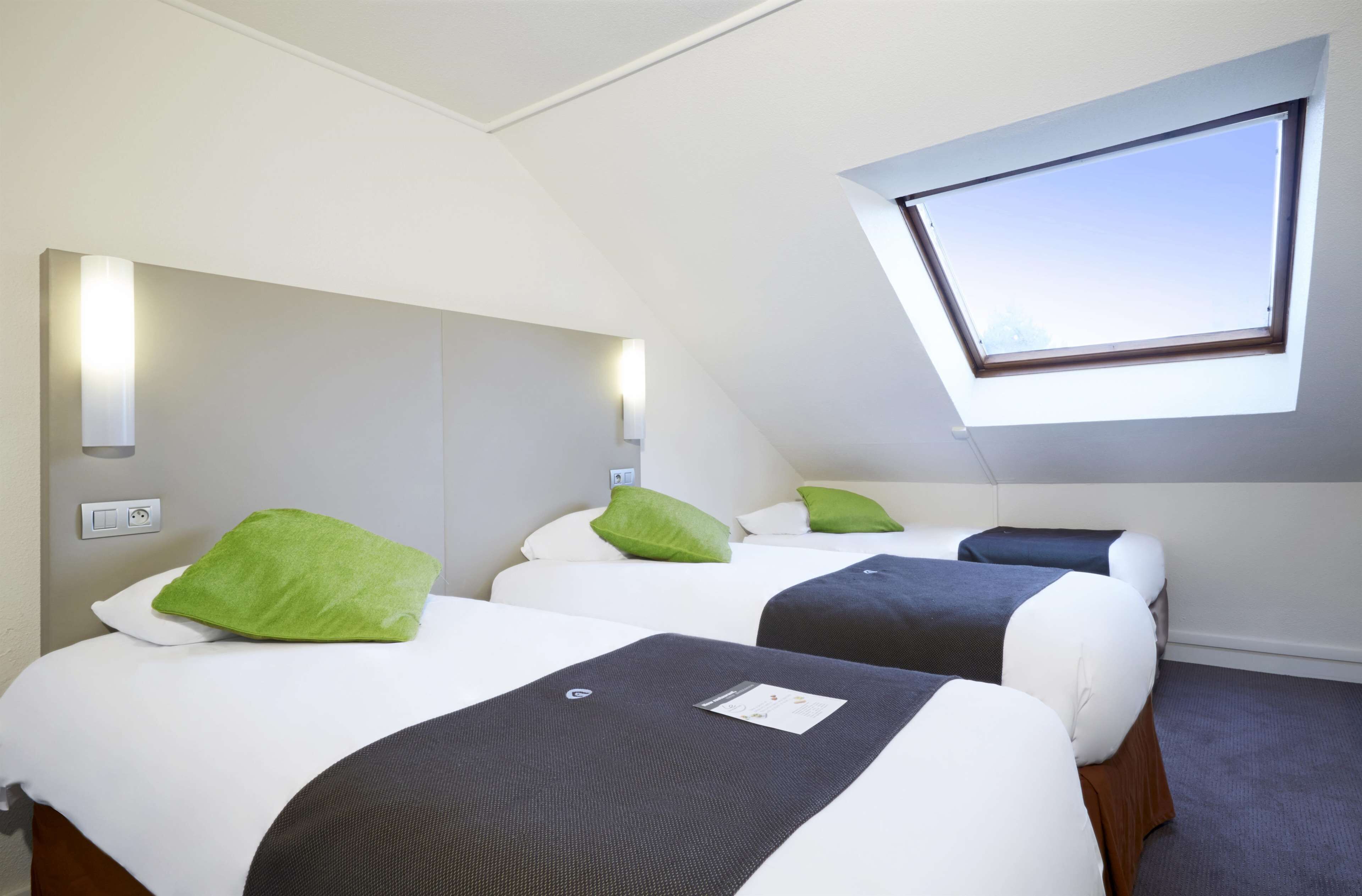 Standard Room, 3 Twin Beds | Room amenity