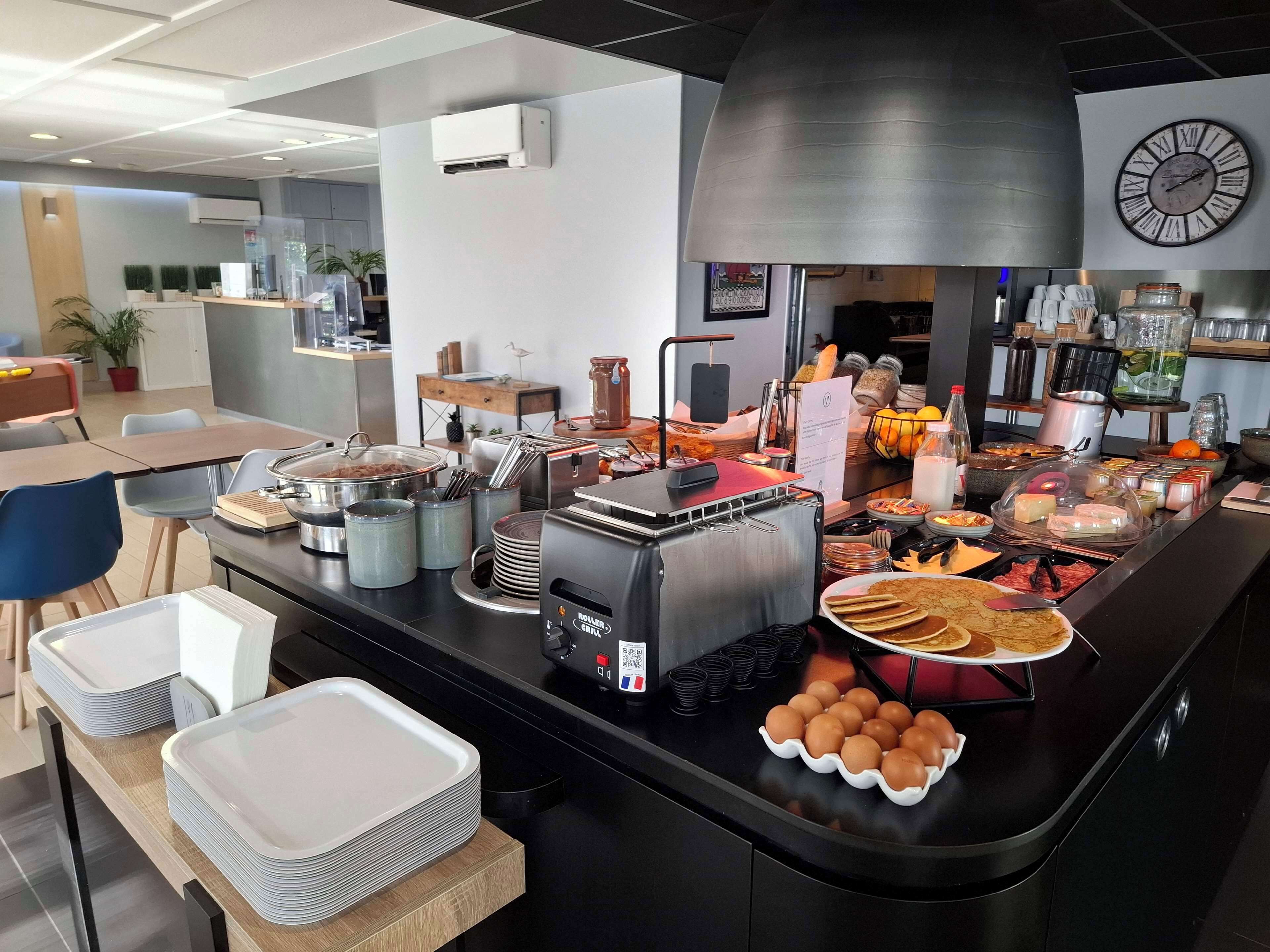 Petit déjeuner buffet (14.9 EUR par personne)