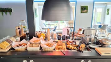 Sarapan prasmanan setiap hari (EUR 14.9 per orang)