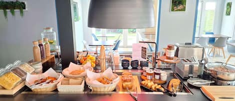 TĂ€gliches FrĂŒhstĂŒcksbuffet (14.9 EUR pro Person)