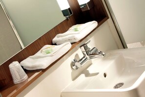 Produtos de toalete biodegradáveis, secador de cabelo, toalhas de banho 