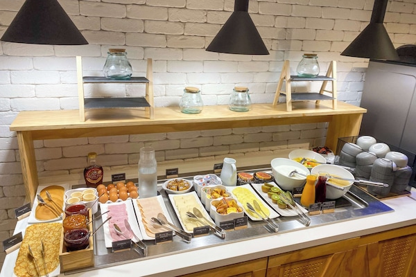 Ontbijtbuffet in het weekend (EUR 10.90 per persoon)