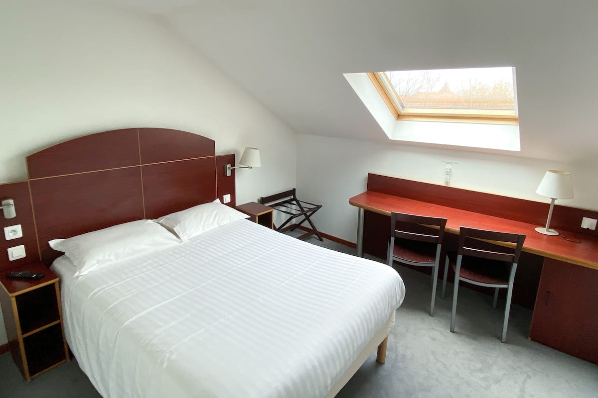 Superior Room, 1 Double Bed | Desk, laptop workspace, blackout drapes, iron/ironing board