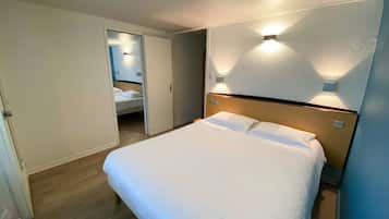 家庭套房, 多張床 | 書桌、筆電工作空間、遮光布/窗簾、熨斗/熨衣板