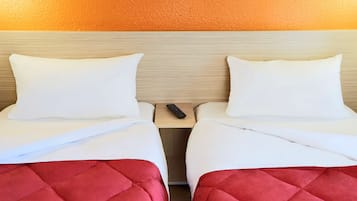 Schreibtisch, Verdunkelungsvorhänge, Bügeleisen/Bügelbrett