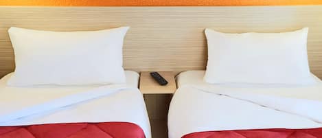 Escrivaninha, cortinas blackout, ferros/tábuas de passar roupa