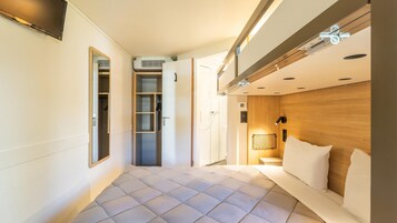 Escritorio, cortinas blackout y tabla de planchar con plancha