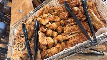 Bữa sáng buffet hàng ngày (8.90 EUR/mỗi người)