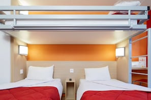 Habitación estándar, 3 camas individuales | Escritorio, cortinas blackout y tabla de planchar con plancha