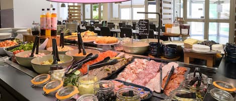 Un bufé con diversas opciones de comida y acompañamientos.