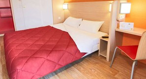 Phòng Tiêu chuẩn, 1 giường đôi | Bàn, màn/rèm cản sáng, bàn ủi/dụng cụ ủi quần áo 