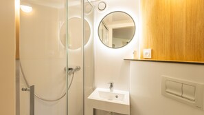 Shower, eco-friendly toiletries, hair dryer, towels - Premiere Classe Marne La Vallee - Torcy (Torcy)