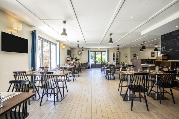 Breakfast, lunch, dinner served; French cuisine