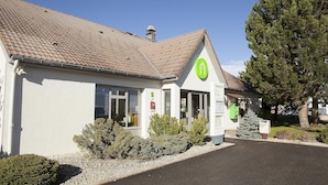 A building with a tiled roof, a green logo, and a sign that reads "Camparille." - Campanile Pontarlier (Pontarlier)