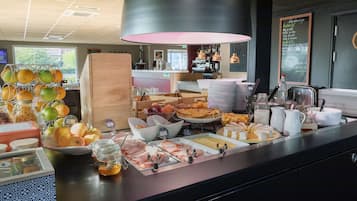 Café da manhã com buffet diário (EUR 13.9 por pessoa)