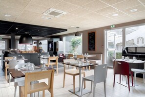 Breakfast, lunch, dinner served; French cuisine  - Hotel Campanile Creteil - Bonneuil Sur Marne (Bonneuil-sur-Marne)