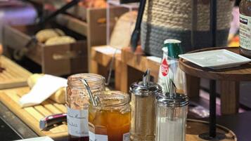 Café da manhã com buffet todos os dias (EUR 14.9 por pessoa)