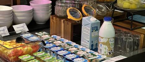 Una presentación de productos lácteos, incluyendo yogures y cartones de leche.