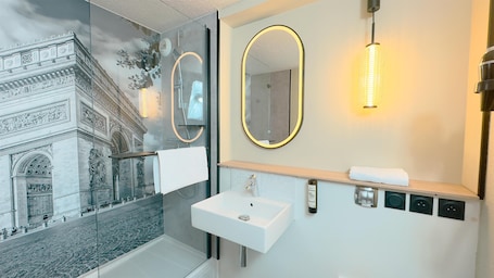 Shower, eco-friendly toiletries, hair dryer, towels. Campanile Epinay Sur Orge Savigny Sur Orge
