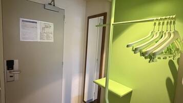 Roupas de cama premium, escrivaninha, espaço de trabalho para notebook