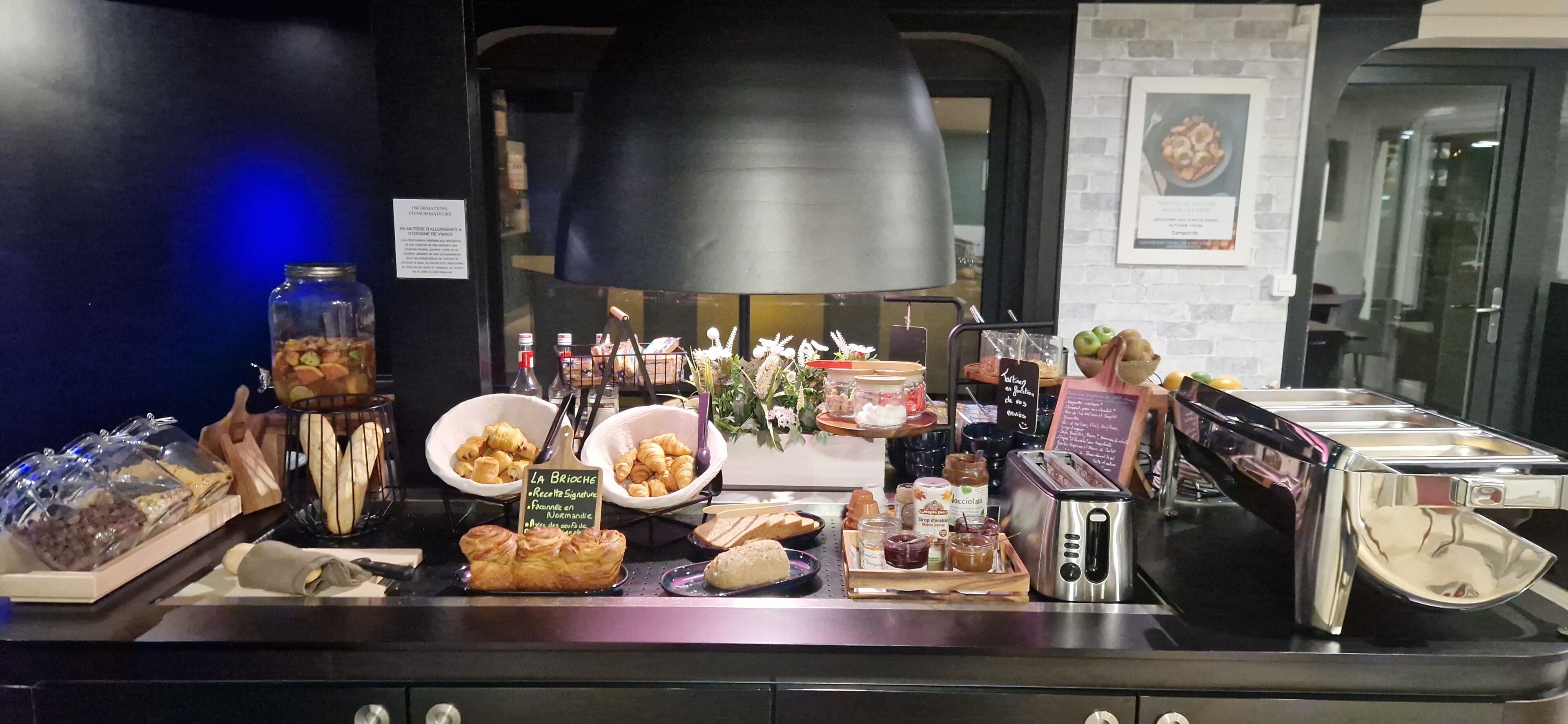 Daily buffet breakfast (EUR 14.9 per person)