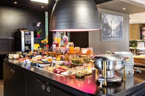 Breakfast and dinner served, French cuisine