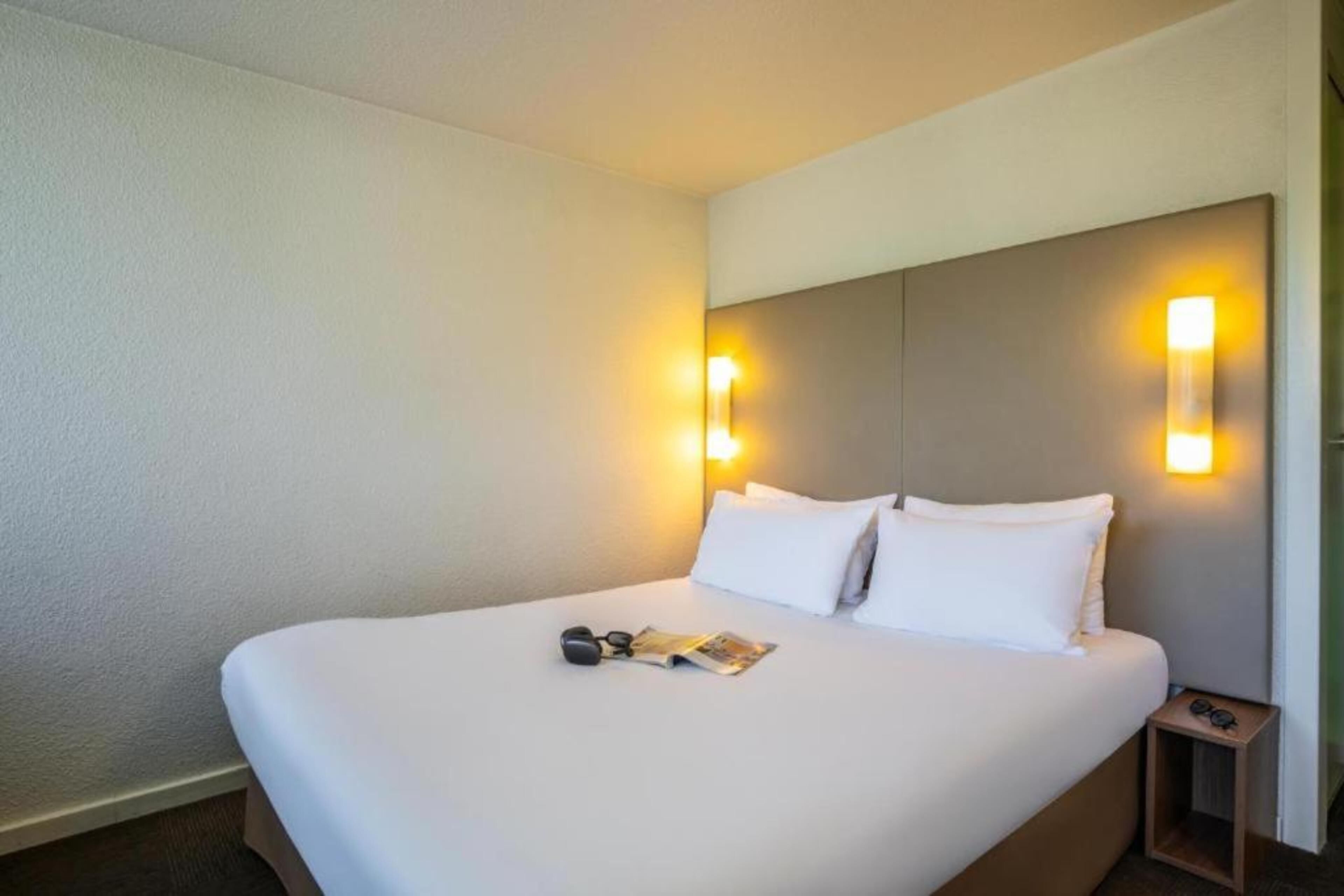 Standard Room, 1 Double Bed | Premium bedding, individually furnished, desk, laptop workspace