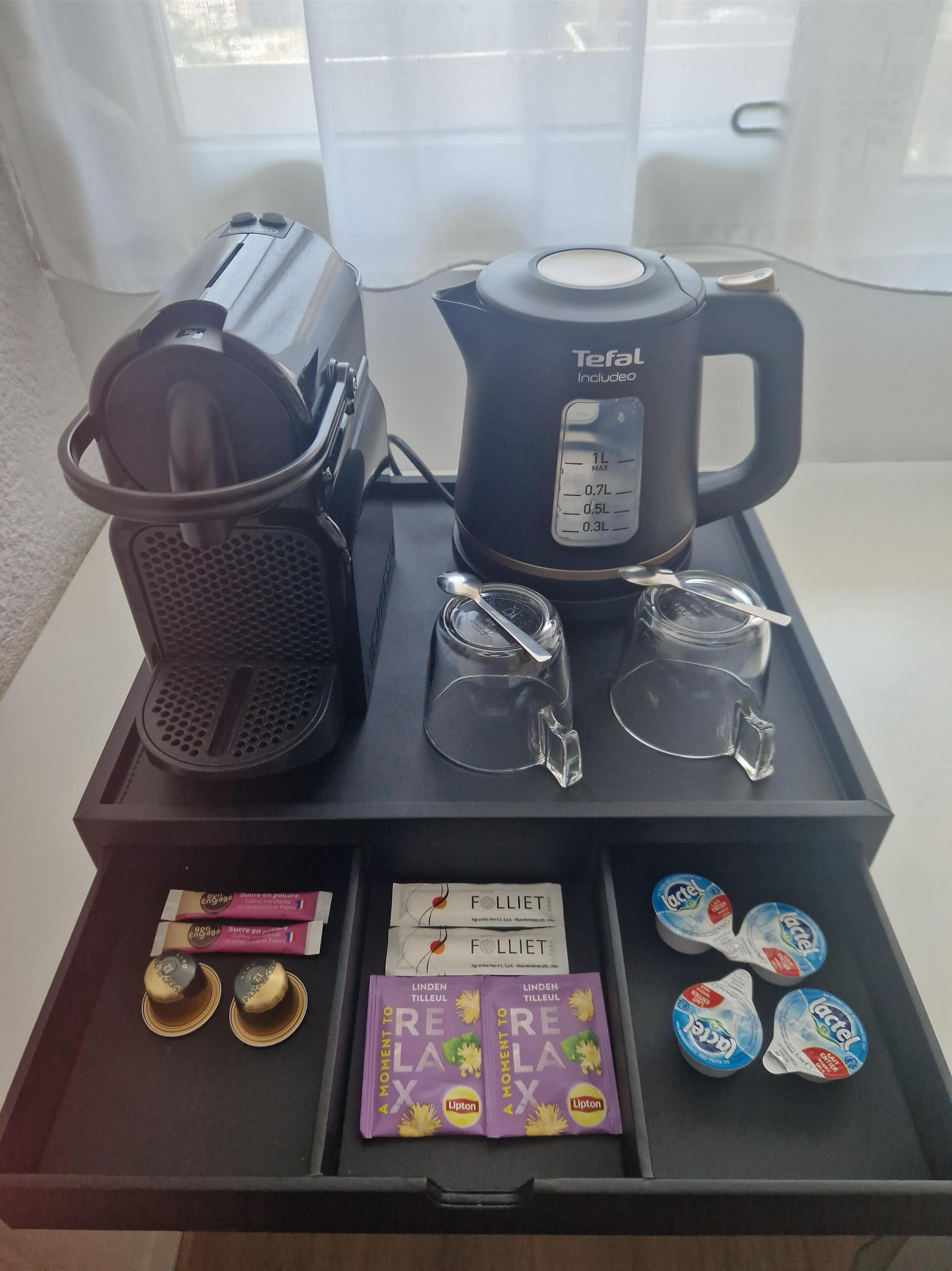 une machine à café, une bouilloire, une cafetière, une théière, un pot à thé, une machine à café, un verre, un verre d’eau, un verre de lait, un verre de jus, un verre de vin, un verre d’eau, un verre de jus, un verre de lait, un verre de vin, un verre d’eau, un verre de jus, un verre de lait, un verre de vin, un verre d’eau, un verre de jus, un verre de lait, un verre de vin, un verre d’eau, un verre de jus, un verre de lait, un verre de vin, un verre d’eau, un verre de jus, un verre de lait, un verre de vin, un verre d’eau, un verre de jus, un verre de lait, un verre de vin, un verre d’eau, un verre de jus, un